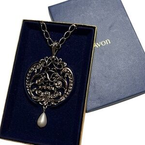 Vintage Avon 1970`s large silver‎ tone pearl accent pendant necklace